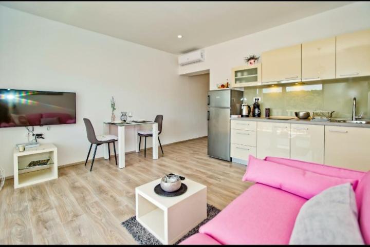 Apartment Juric 1 *